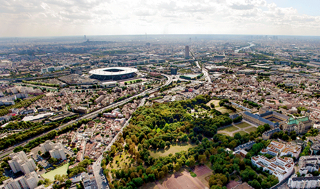 Plaine Commune vue du ciel, en regardant vers Paris : la Basilique, le parc de la Légion d'Honneur, le Stade de France, la tour Pleyel...