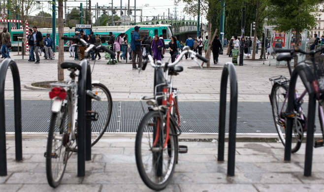 Garage à vélo devant un arrêt de tramway © M. Rondel